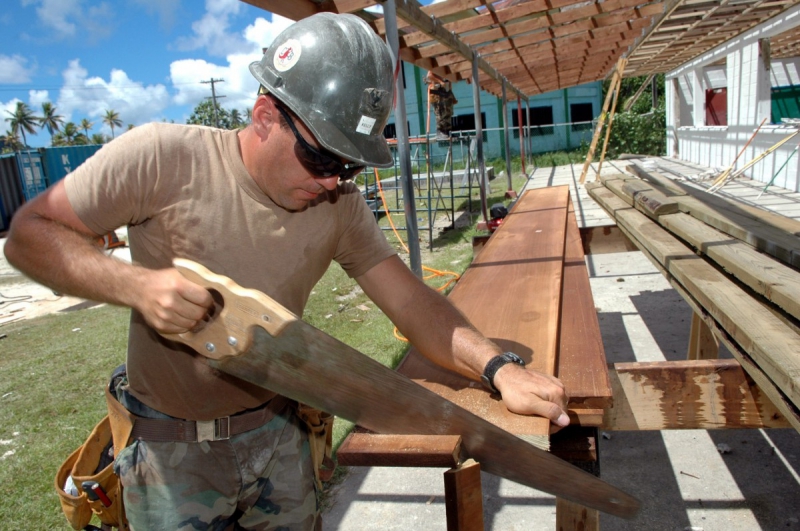 menuisier-ROQUEBRUNE SUR ARGENS-min_worker_construction_building_carpenter_male_job_build_helmet-893290